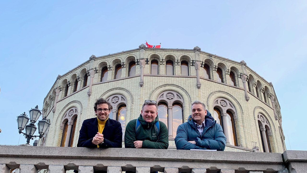 tre tillitsvalgte foran stortinget
