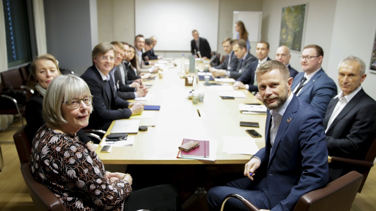 Foran fra venstre: Stats­sekretær Anne Grete Erlandsen, statsråd Bent Høie og departements­råd Bjørn Inge Larsen. Adm.dir Atle Hunstad nr 2 til venstre ved bordet.  Foto: Vidar Ruud, NTB Scanpix