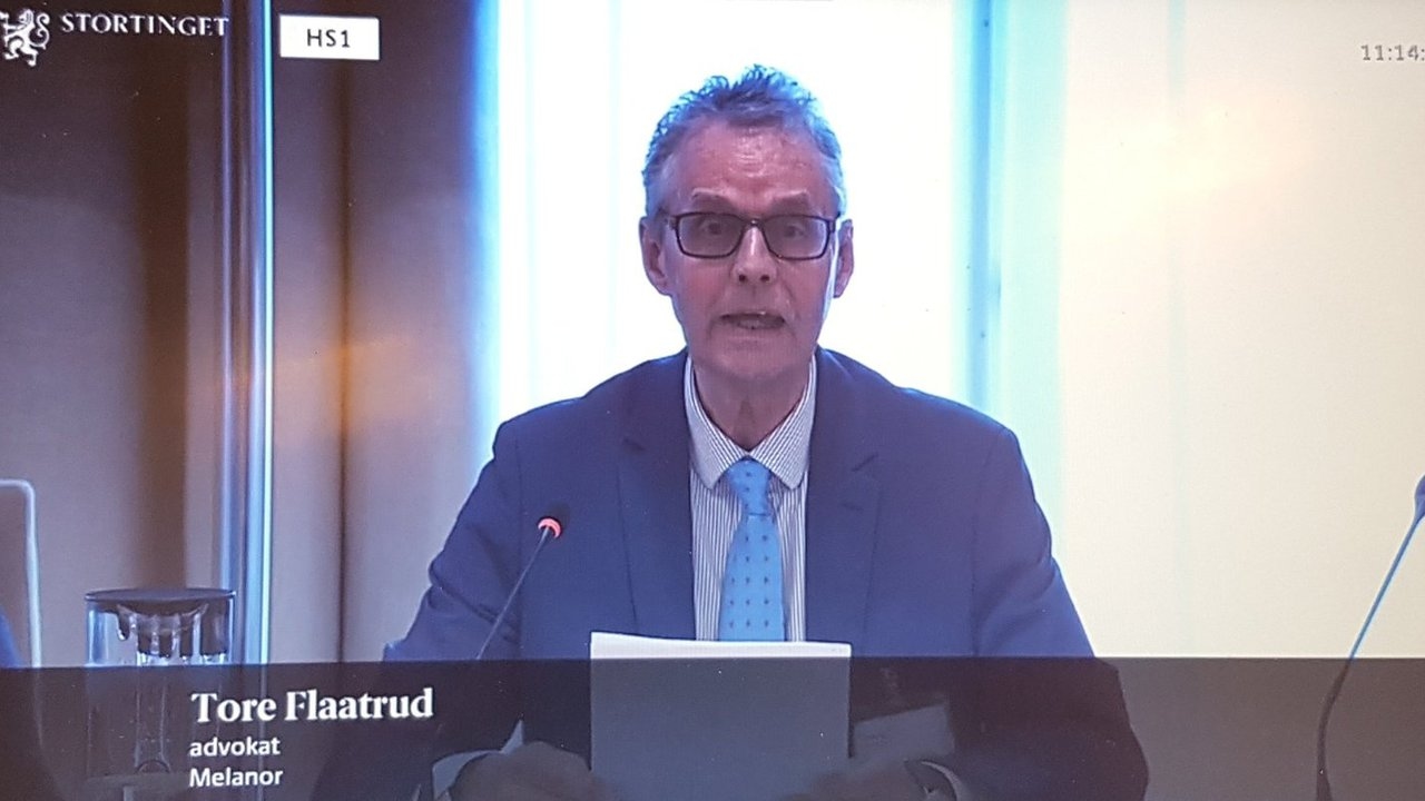 Advokat Tore Flaatrud og seniorrådgiver Henriette Jovik deltok i høring på Stortinget.